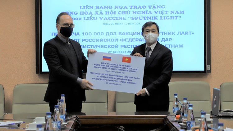 Vietnam receives 100,000 Sputnik Light vaccine doses from Russia